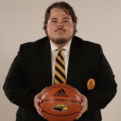 Administrative Assistant @SouthernMissMBB 🏀🦅 Southern Miss ‘19 & ‘17 🎓 Harrison HS (OH) ‘13 🎓 Proud Cincinnatian #SMTTT