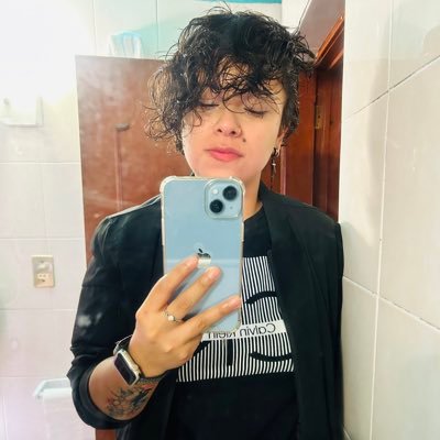 Soy mujer con dudas y soluciones, con defectos y virtudes, con amor y desamor, suave como gaviota pero felina como una leona… realista y soñadora. 🤫🏳️🌈✨