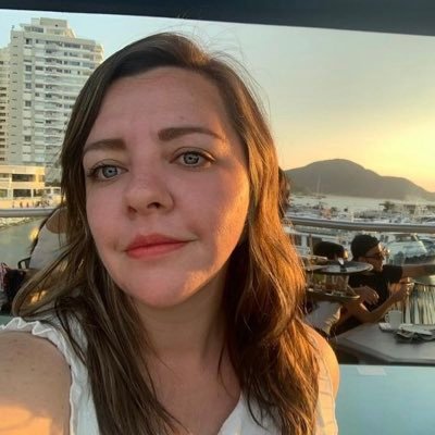 Ya van 47 países! Viajando el mundo, escribiendo memorias, cocinando colores, reforzando feminismo, viviendo la música, familia multiespecie, amando la aviación