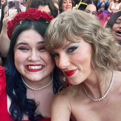 in my book club era 🩶| swiftie since ‘07 | met Taylor 10/11/23 | TNx2