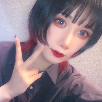 ニコバー池袋店 @ikbkr_nicobar 店長とはわたしのこと❕池袋店生まれで池袋店育ち、27歳のニコバー8年生👧🏻🍸黒×赤おおかみヘアで広告の動画や写真によくいるひと📸お酒は好きだが弱い❤️🔥 ゲーム / 音楽 / アイドル / YouTube