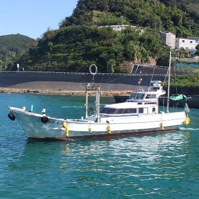 和歌山県由良町で釣り船のチャーターと定置の筏への渡船業を営んでおります。釣り船をチャーターしての紀伊水道沖での釣りをお楽しみいただけます。定置の筏ではアオリイカ(春から夏)やチヌ(クロダイ)などが釣れます。