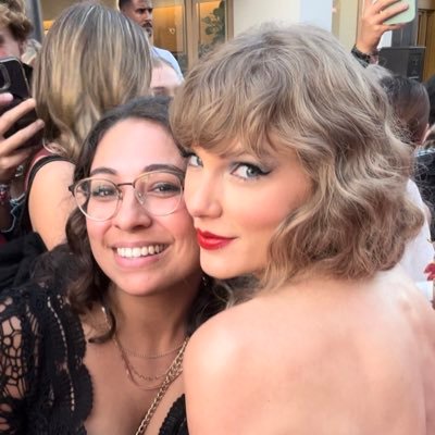 is this a taylor swift fan account now??? I’m sorry I didn’t let you use my phone for selfies, Taylor. Let me make it up to you 🫶🏼