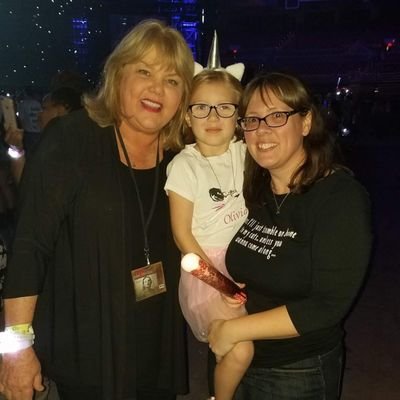 Midwest OG Swiftie since 2006. Taylor follows on tumblr.
Eras Tour KC N2. 
Wishing to meet Taylor with my daughter.  Tiktok: https://t.co/Voa00CevX9