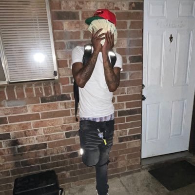 1meat_'s profile picture. Either you gone eat or starve only the strong survive the weak get eaten 😈 IG@1meat__