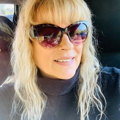 veronicalyric's profile picture. Wanderlust 🌴