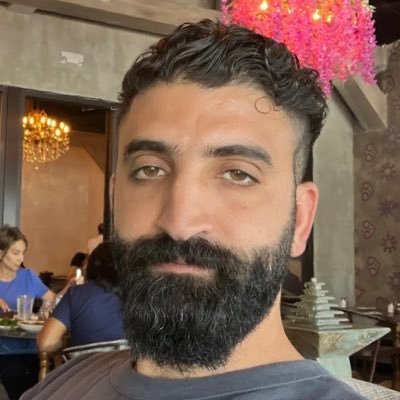 إنسان يبحث عن مدلول الانسانية بين الناس Researcher