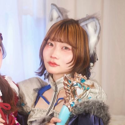 セルフプロデュースアイドル BUNNY☆PUP(@nanamiko_kari)のミコ・パップ🐺 / メンバーカラー青/ 前歯が大きい/ 父からの遺伝/ オロナミンCと歌うこととアイスが好き / 職業はアイドルと美容師/謎解きと麻雀も好きです