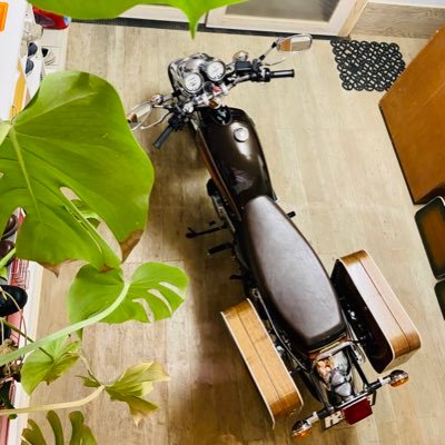 北陸の家具工房の二代目。ミッドセンチュリー全般とバイクが好き。 家具の他に自分だけのバイク用カスタムパーツを木で製作中。 英語も好き→dmm英会話6年間継続中→海外にアトリエを持つのが夢。 日本クラフト展グランプリ受賞/経済産業大臣賞受賞 1974年生まれ