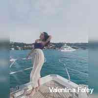 nichmondrhava_'s profile picture. Me: happy girls are the prettiest also me: i’d like to buy 15 pounds of makeup please