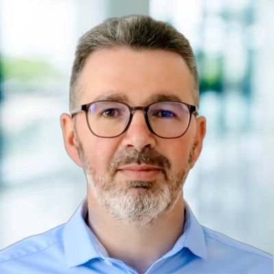 Bien se tirer d'affaire, c'est être capable de se construire une base solide avec les pierres que les autres nous jettent - Steve Jobs