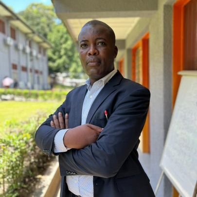 coordonnateur national de la Dynamique des politologues de la RDC .
consultant - conférencier