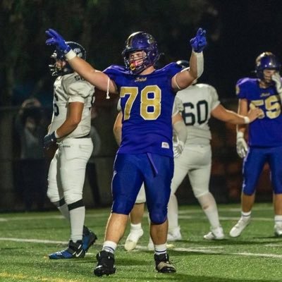 🏈O-Line/DT| 2025| 6,2 275lbs | Vancouver College | Email: cjamesm75@gmail.com | 95% average | 500lbs squat | 320 lbs bench |