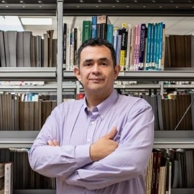 Profe de filosofía. Apasionado por la educación y tecnología. Doctorando en UGR. Fundador del Laboratorio @hospitalidaddig y del Colectivo @filopoiesis