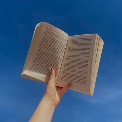 _chloelh_'s profile picture. business & management student (ou)