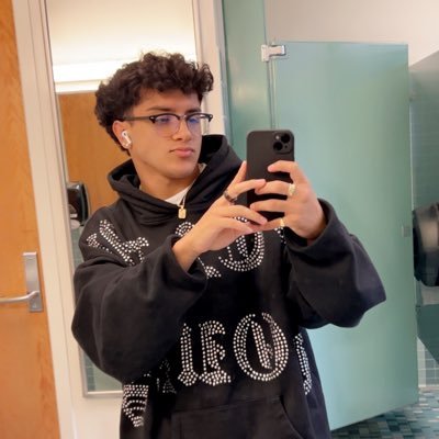 JesseYbarra17's profile picture. university of Iowa 🐤 •Barstool Athlete•