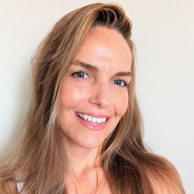 April is an #entrepreneur, #author, non-practising #lawyer, #artist, and #planthoarder in #yyj #Canada. #amwriting Instagram @ajegilliland