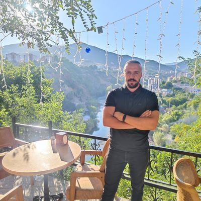 Sonra herkes, kendi dünyasına daldı.
Geçti, geçmez dediğimiz zaman.
Kuşları unuttuk..
Dersim💫