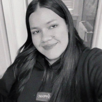 yzadorasiqueira's profile picture. in your embrace, this crowded room doesn’t matter