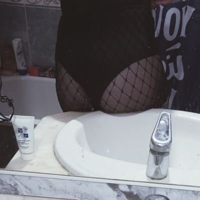 soy travesti
busco chicas que me tratan como una perra 
o parejas que le gustan experimentar algo nuevo 
hago servicio de masaje a chicos y chicas