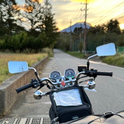 アラフォーおっさん。 子育てがひと段落し、8年振りにリターンしました。 まだまだ初心者です。安全第一。スーパーカブ110(JA07)とSR400(RH03J)オーナー。 のんびりトコトコ走りたい。ソロツー大好き。人といると疲れるのに、Xでは色んな方と絡みたいワガママな奴です。