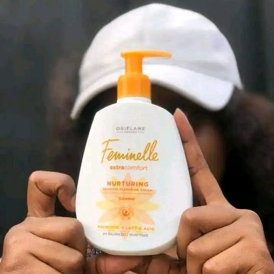 I am Elizabeth , a holistic skincare practitioner ❤️🌺🛀
