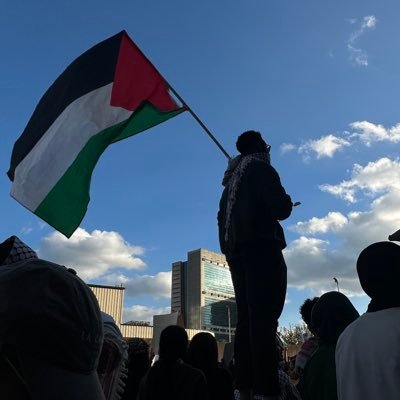 99% of my tweets are just me talking shit. 🥲4”11 on a good day. Free Palestine 🇵🇸