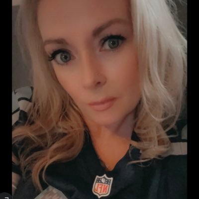 🇨🇦 girl fueled by wine, bourbon and sports!! Seattle Seahawks 💙💚 Calgary Flames 🔥 Beautiful British Columbia ❤️