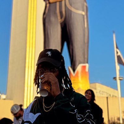 EloStudios's profile picture. Bears cmon - #ThunderUp per usual - Content creator ? I just like sports , beer me