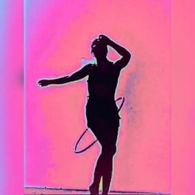 Danzando en espiral,
Dibujando geometría sagrada en conexión con el cosmos.
Los aros simbolizan el ciclo interminable de la vida.
#Shimmer #Test2Conquer