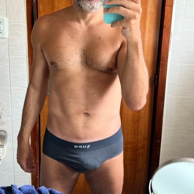 To aqui por diversão e fetiche. Daddyzão gostoso aqui… me chama pra me comer!