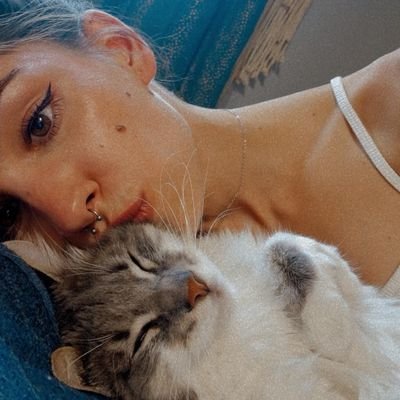 irisgc__'s profile picture. El tiempo desgasta al propio tiempo.