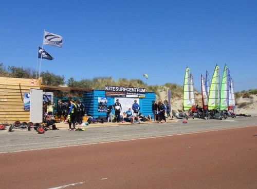 Kitesurfcentrum Juventa op de beste spot van de Brouwersdam.  Kitesurfen, Blokarten, Powerkiten, Suppen. IKO, VDWS, VeBON, TUV