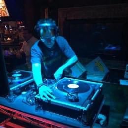 I’m a Groove dealer, Mood Maker and @$$ $haker extraordinaire #DJ #turntable #Vinyl #Disco #Chicago #housemusic #techno #freestyle #oldschool #bboy #philkswift