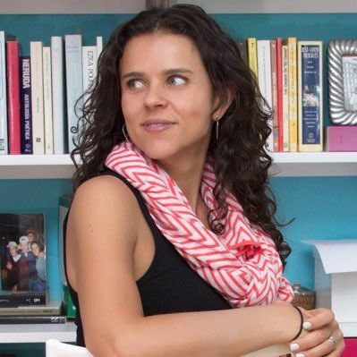 Escritora y teatrera. Aferrarse a la esperanza y caminar y escribir. Sólo la poesía puede salvarnos.