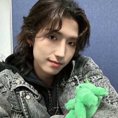 born to love oneus and xdinary heroes, forced to get a job.