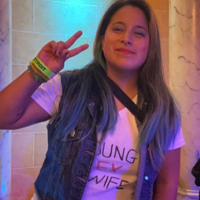 LisaKasperek's profile picture. 👩‍🎤/singer-Songwriter • MI,NYC & LA✈️ No 🚫 • 🎤 • 💃 •Met @AvrilLavigne 6/17/14,9/28/19 Tour/2-25-2022• @avril_bandaids • Adm. 4 @kaleidoband • #Youtuber ‘09