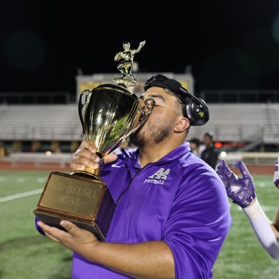 Varsity Football Defensive Coordinator and Defensive Line Coach at Ann Arbor Pioneer High School.  #BlackAndBrownLivesMatter✊🏿✊🏾 #GirlDad