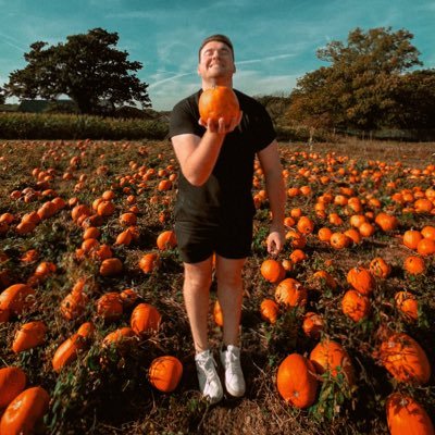28 | #Gay 🏳️‍🌈 | Work in Social Media | Insta: jimmericks | Obsessed with 🎃 year-round