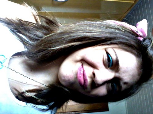 Sou aquela determinada no que quer 
E procuro quem me faz sorrir!
Se voce não me conheçe =) HOHO sooome daqui