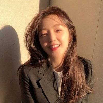 #𝐔𝐍𝐑𝐄𝐀𝐋 ╱ 𝟏𝟗𝟗𝟏 ↻ @RVsmtown's leader and mom of 4 girls, has a 𝐜𝐡𝐚𝐫𝐦𝐢𝐧𝐠 𝐚𝐮𝐫𝐚 and 𝐨𝐫𝐢𝐠𝐢𝐧𝐢𝐚𝐥 𝐯𝐢𝐬𝐮𝐚𝐥 that makes everyone glance