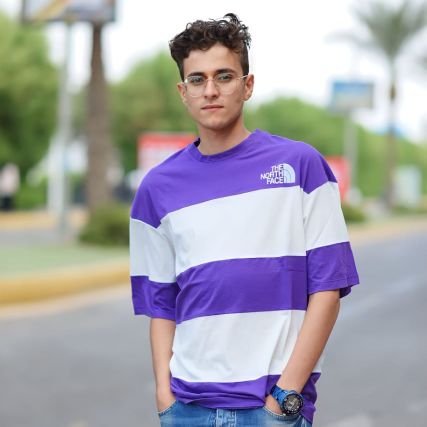 من المؤلم أن تكون الأبتسامه دائمه على وجهك وأنت فاقدها في قلبك🖤.
