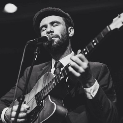 Chanteur et instrumentiste, en jazz et musique classique.