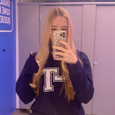 lycanfreya's profile picture. she/her • themeparks