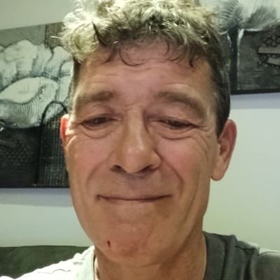zwartwit met af en toe wat grijs.
ex gelukzoeker want heb het geluk gevonden in hongarije.
liever staand sterven dan op de knieën leven.