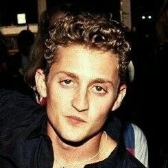 vxlouria's profile picture. she/her