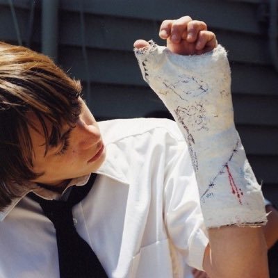 ___prettywords's profile picture. 19 🪦🕊️