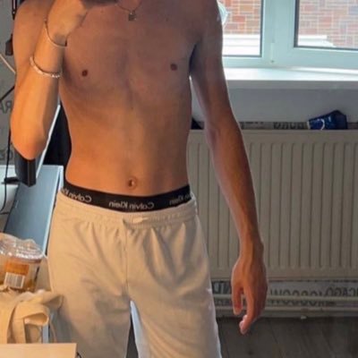 20y - French boy 🇫🇷 - hetero qui s’assume pas/ Bi💀 PayPal🎁 Skinny