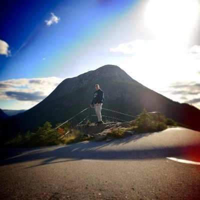 Jqstln's profile picture. A crazy person who likes making things for a living 🎉
Formerly: A minecraft twitch streamer.
