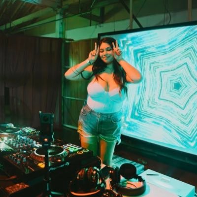 just a girl who thinks she can dj 🇲🇽🇵🇭🇩🇪